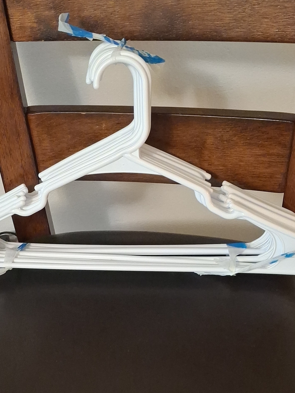 10 White Plastic Closet Hangers - Multipack